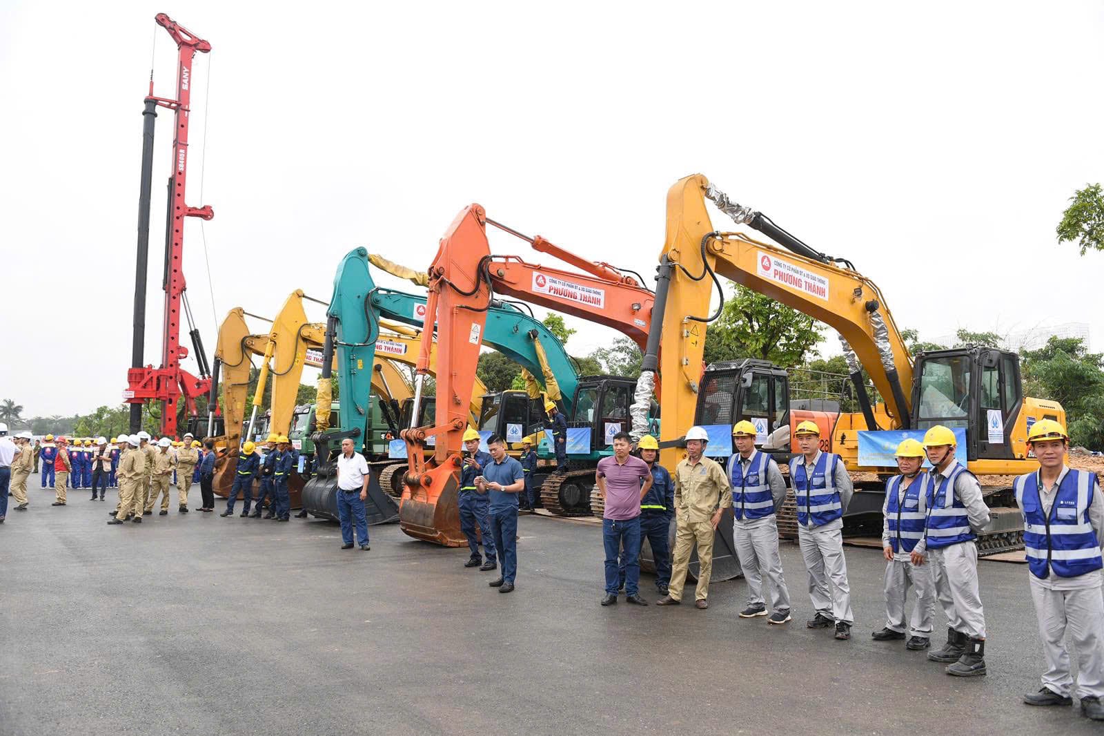 Máy móc thi công dự án cầu Tứ Liên tập kết tại buổi lễ khởi công