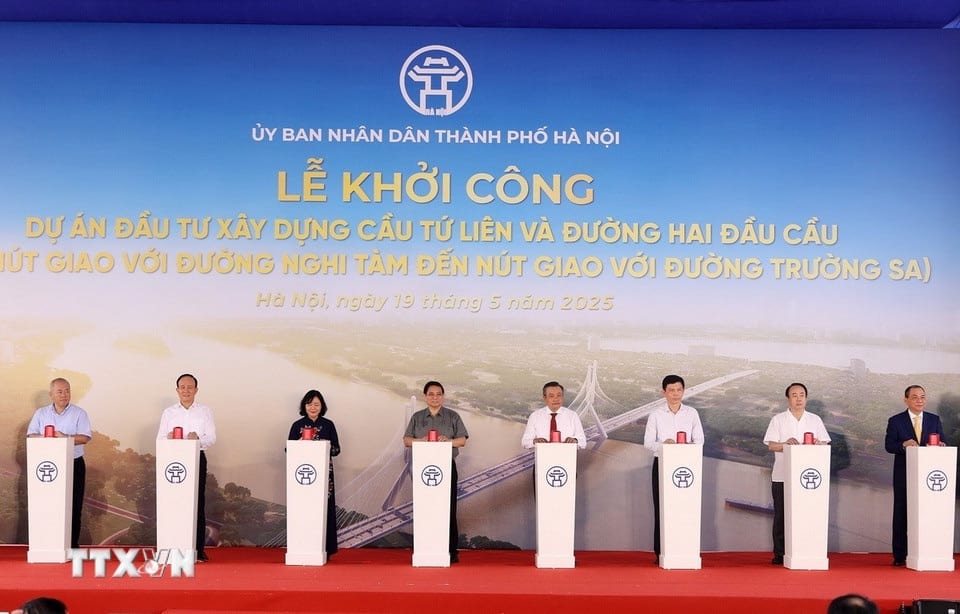 Thủ tướng Phạm Minh Chính và các đại biểu tại lễ khởi công Dự án đầu tư xây dựng cầu Tứ Liên