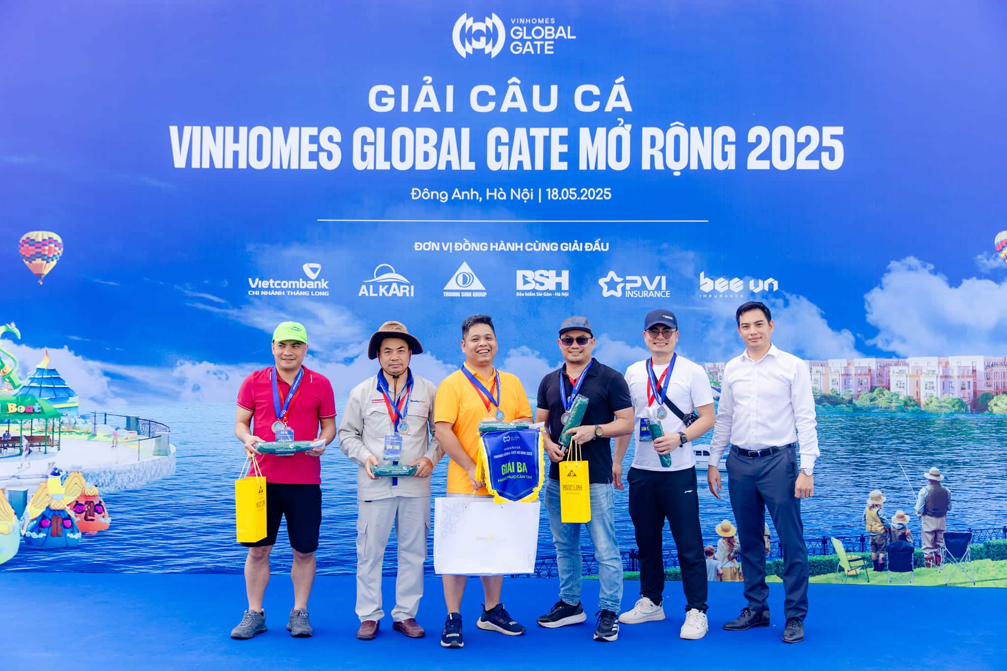 Ban tổ chức trao giải cho những cần thủ xuất sắc