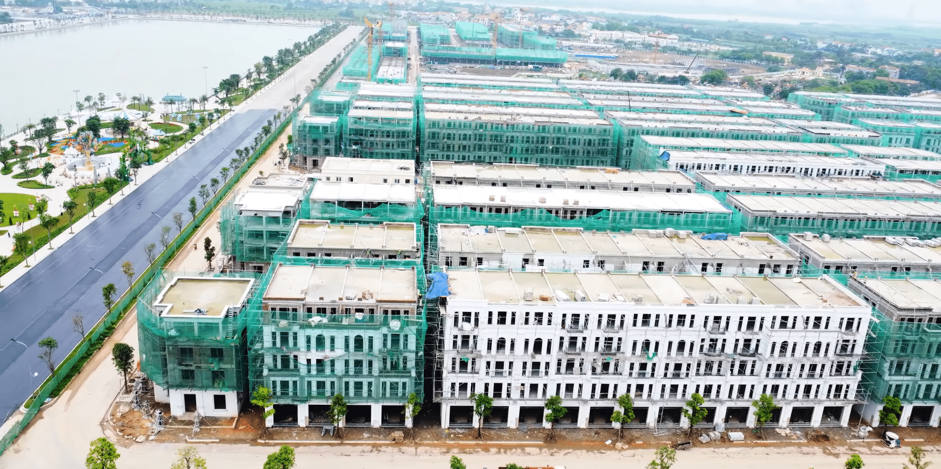 Khối block gần hồ cũng đã sơn mặt ngoài, chờ ngày chủ nhân nhận nhà