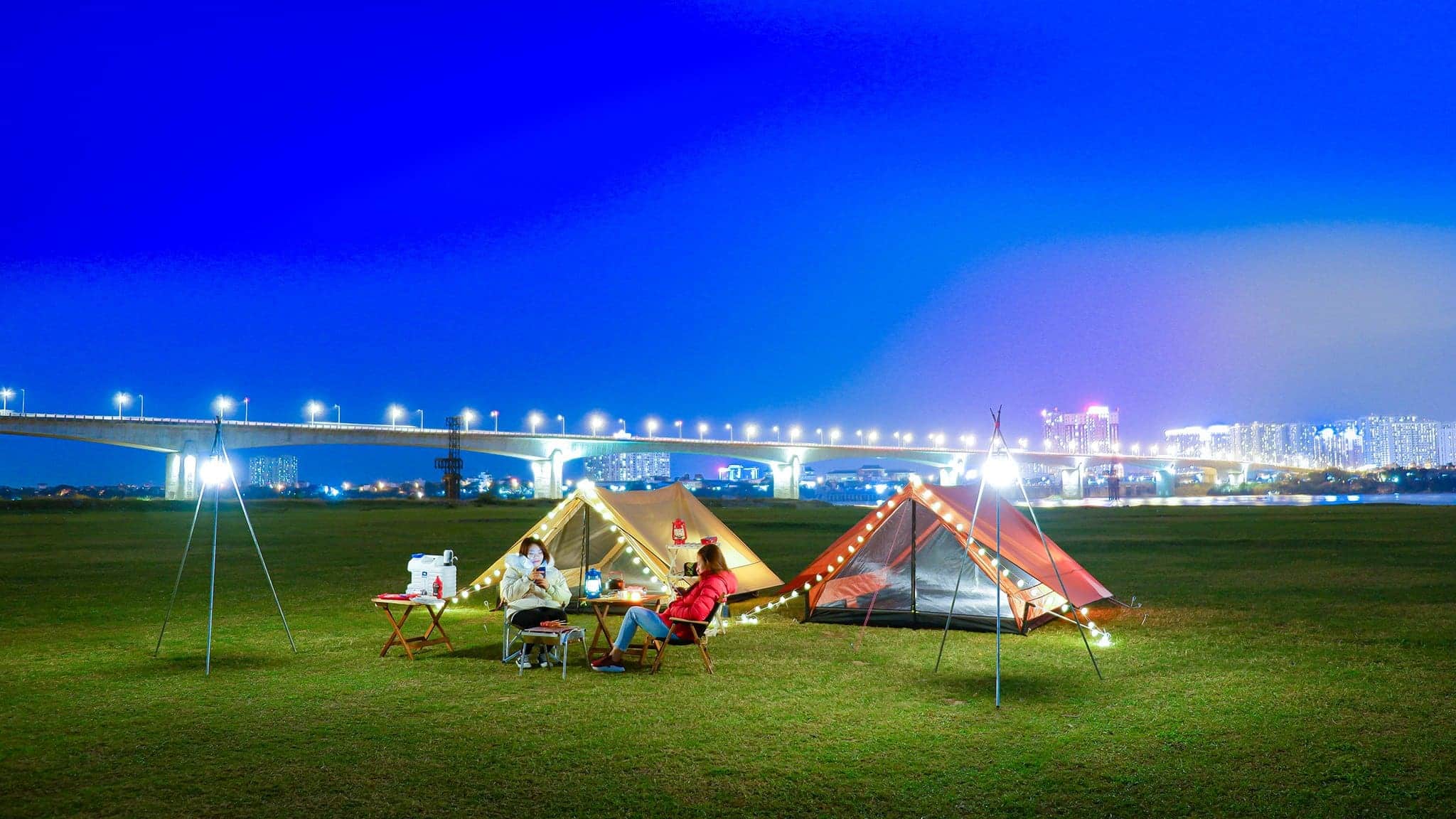 Bãi bồi cắm trại chân cầu Đông Trù là địa điểm picnic vô cùng thú vị