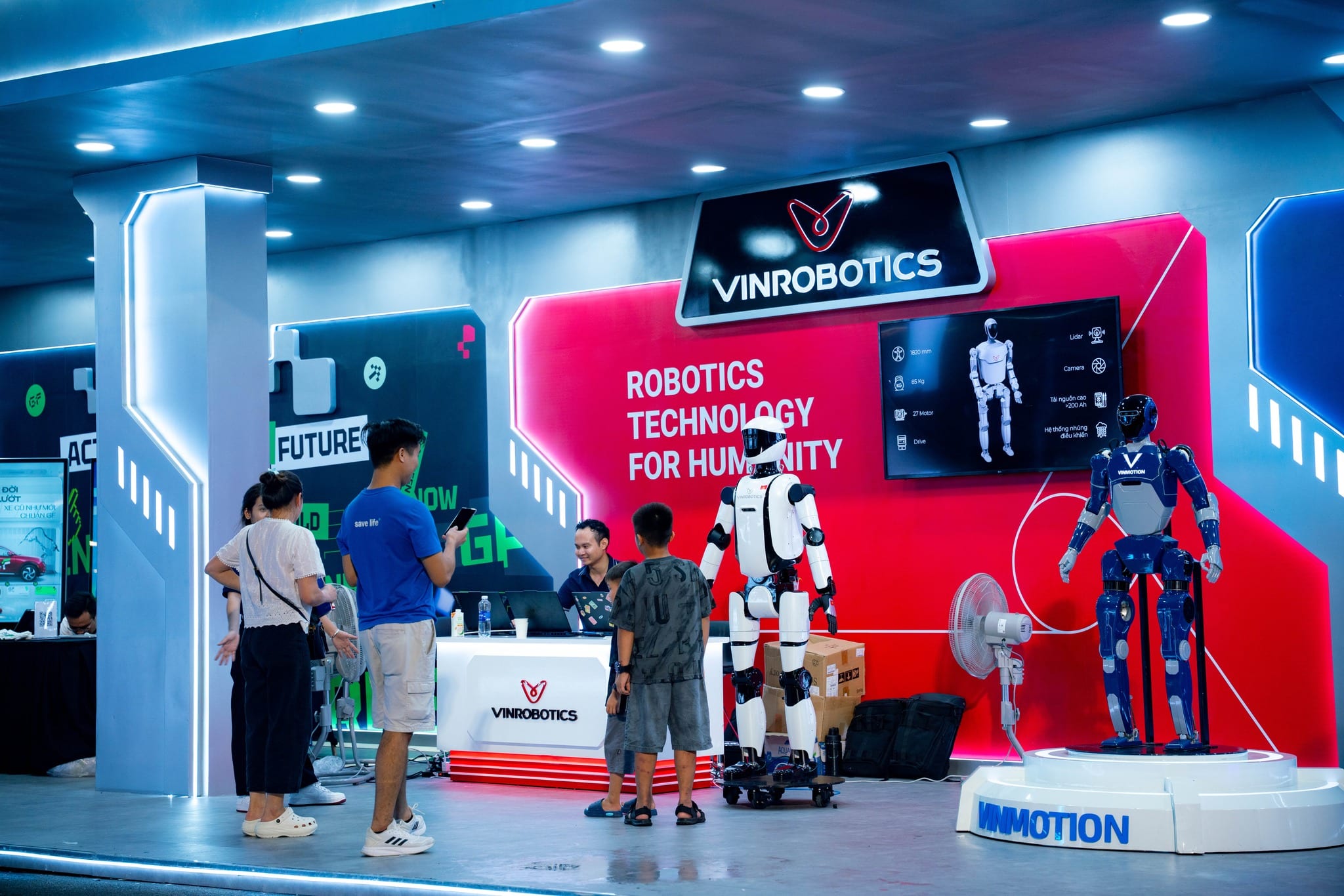 Vingroup mang tới câu chuyện truyền cảm hứng về hành trình vươn lên, đặc biệt những sản phẩm trong lĩnh vực công nghệ như VinRobotics, VinMotion